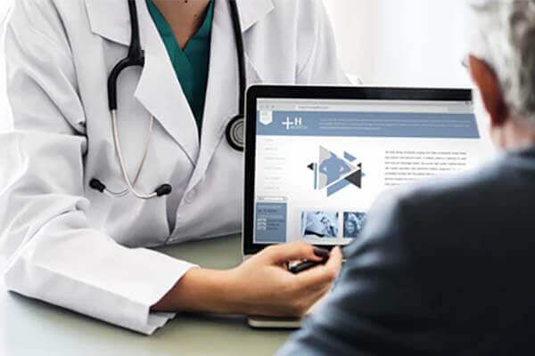 دکتر مرجان احمدی فوق تخصص طب مادر و جنین